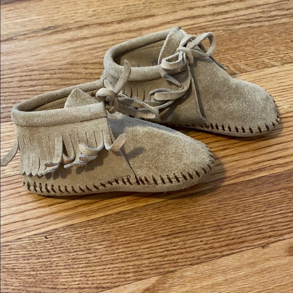 Minnetonka Fringe Bootie - Stivaletti Pelle Scamosciata Per Bambine E Ragazze, Suola In Pelle, Colore Naturale